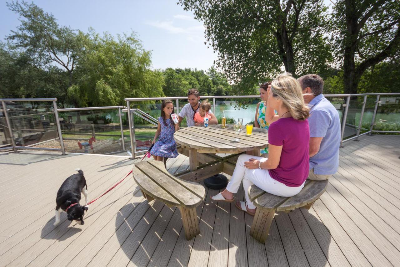 The Lakes Rookley Exteriér fotografie The observation deck at the park
