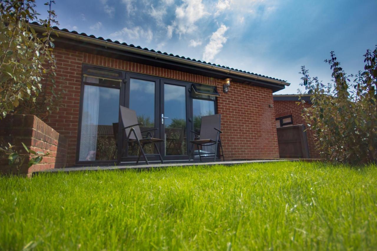 The Lakes Rookley Exteriér fotografie A typical lodge at the park