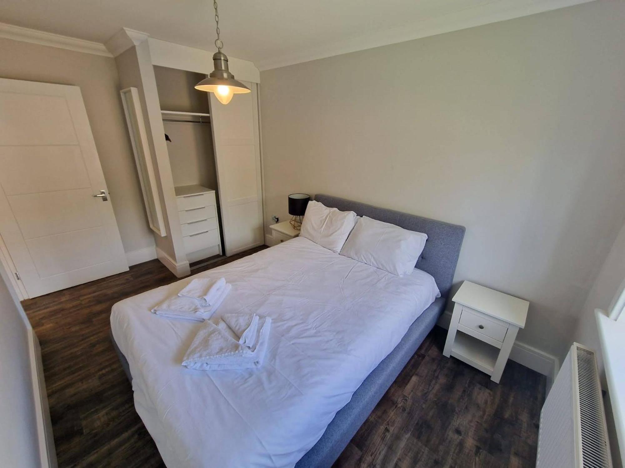 The Lakes Rookley Exteriér fotografie A bedroom in a serviced apartment
