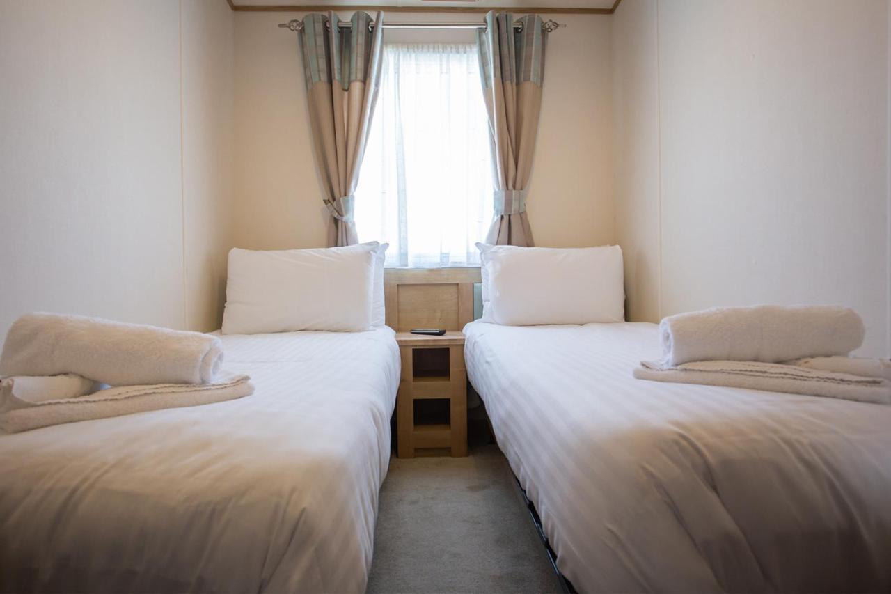 The Lakes Rookley Exteriér fotografie A room at a capsule hotel in Tokyo