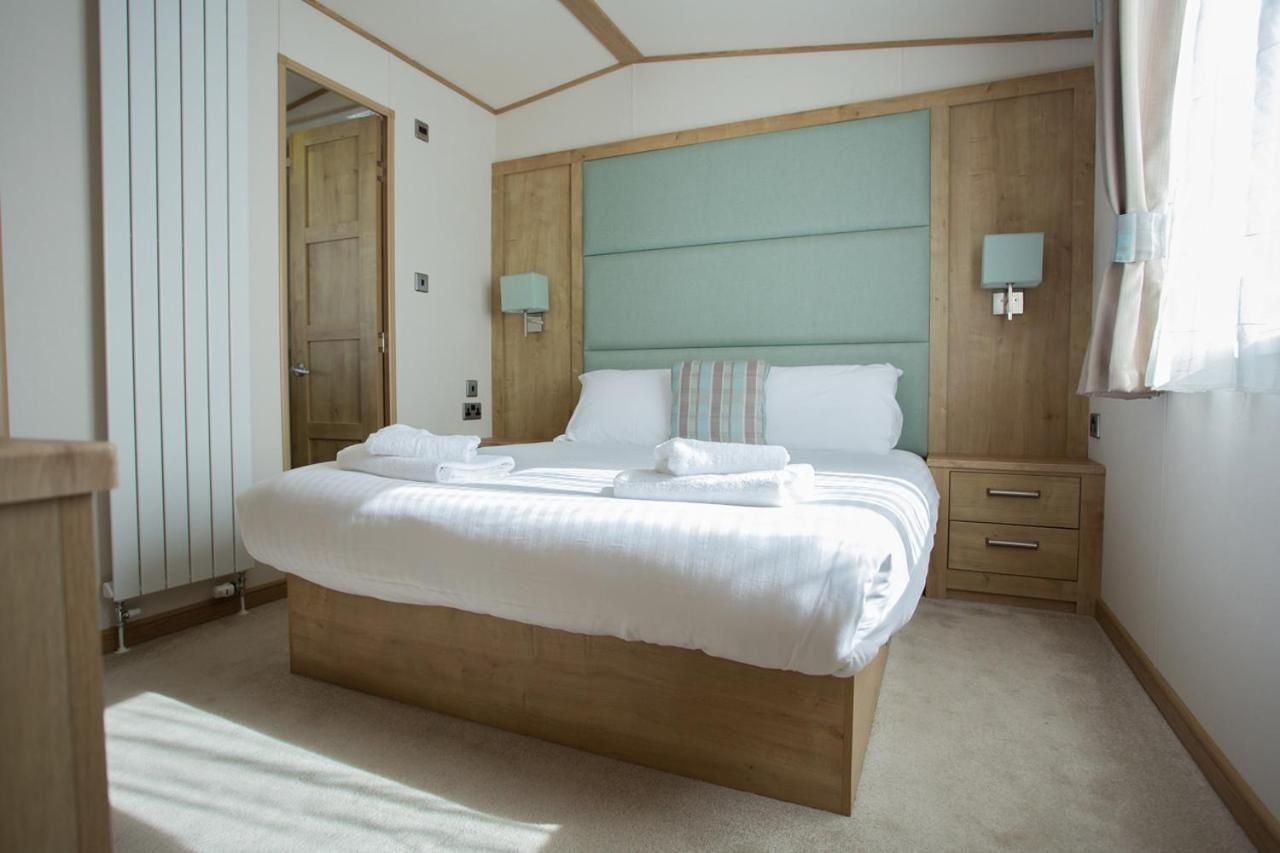 The Lakes Rookley Exteriér fotografie A bedroom in a static