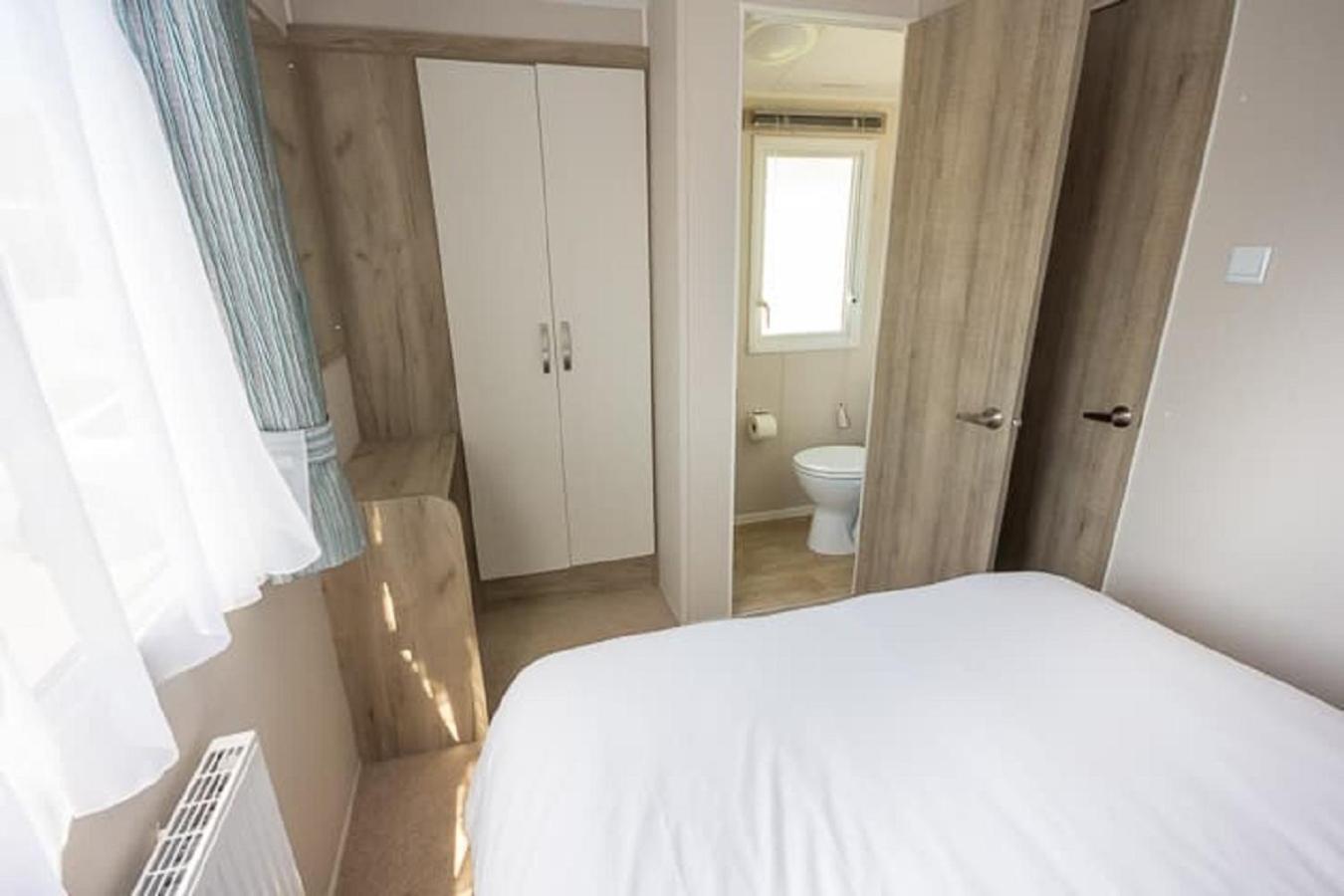 The Lakes Rookley Pokoj fotografie A bedroom in a static
