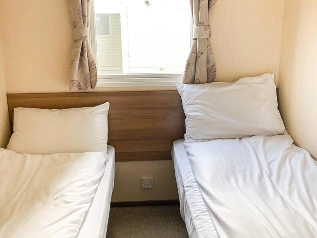 The Lakes Rookley Pokoj fotografie Twin beds