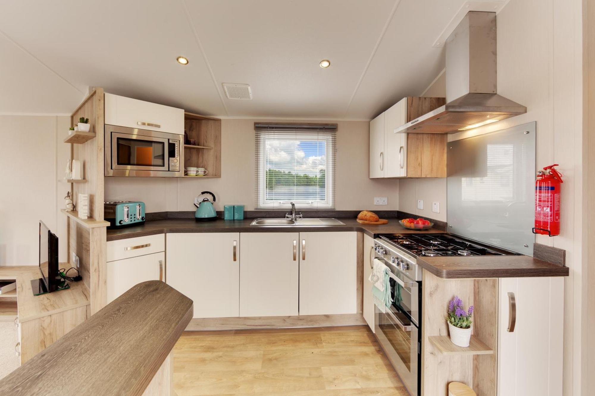 The Lakes Rookley Exteriér fotografie A typical kitchen in a static