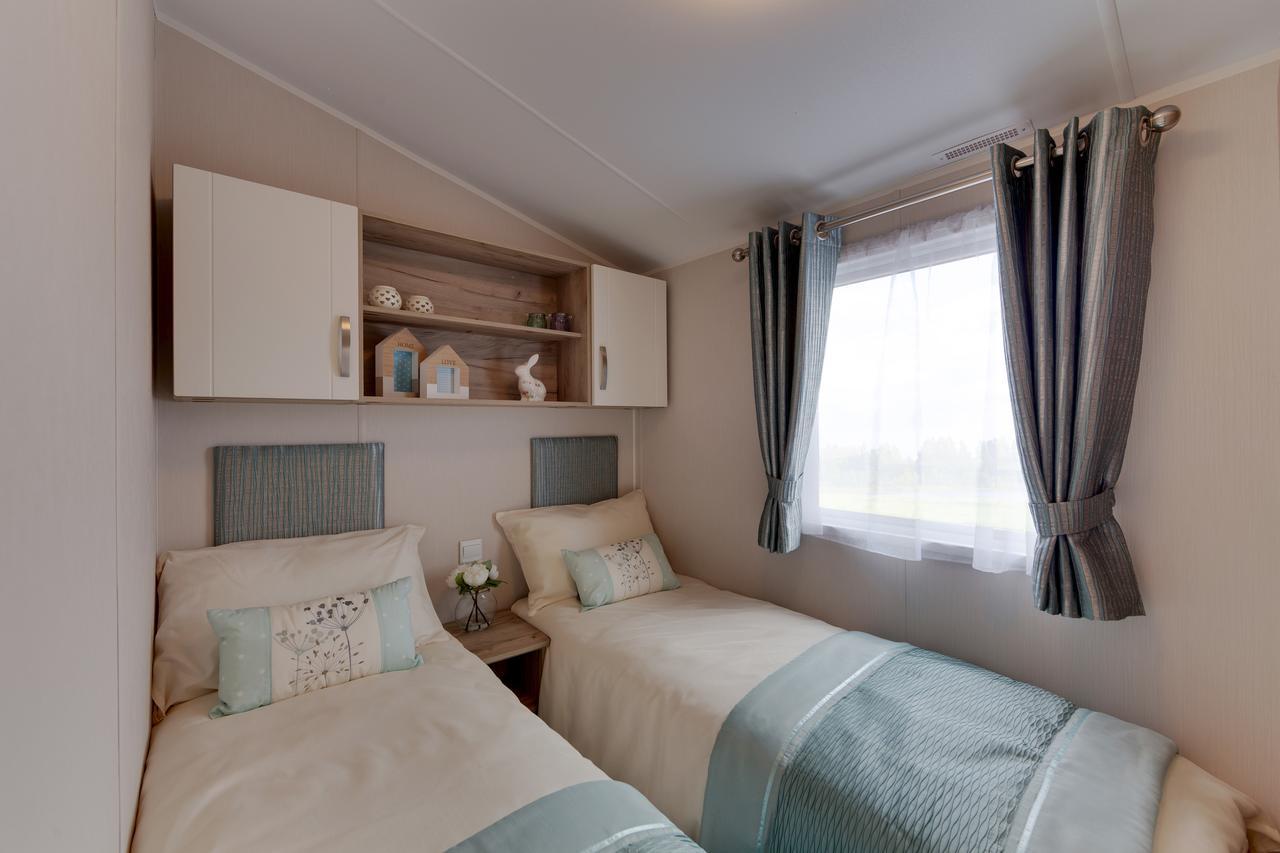 The Lakes Rookley Exteriér fotografie A bedroom in a static
