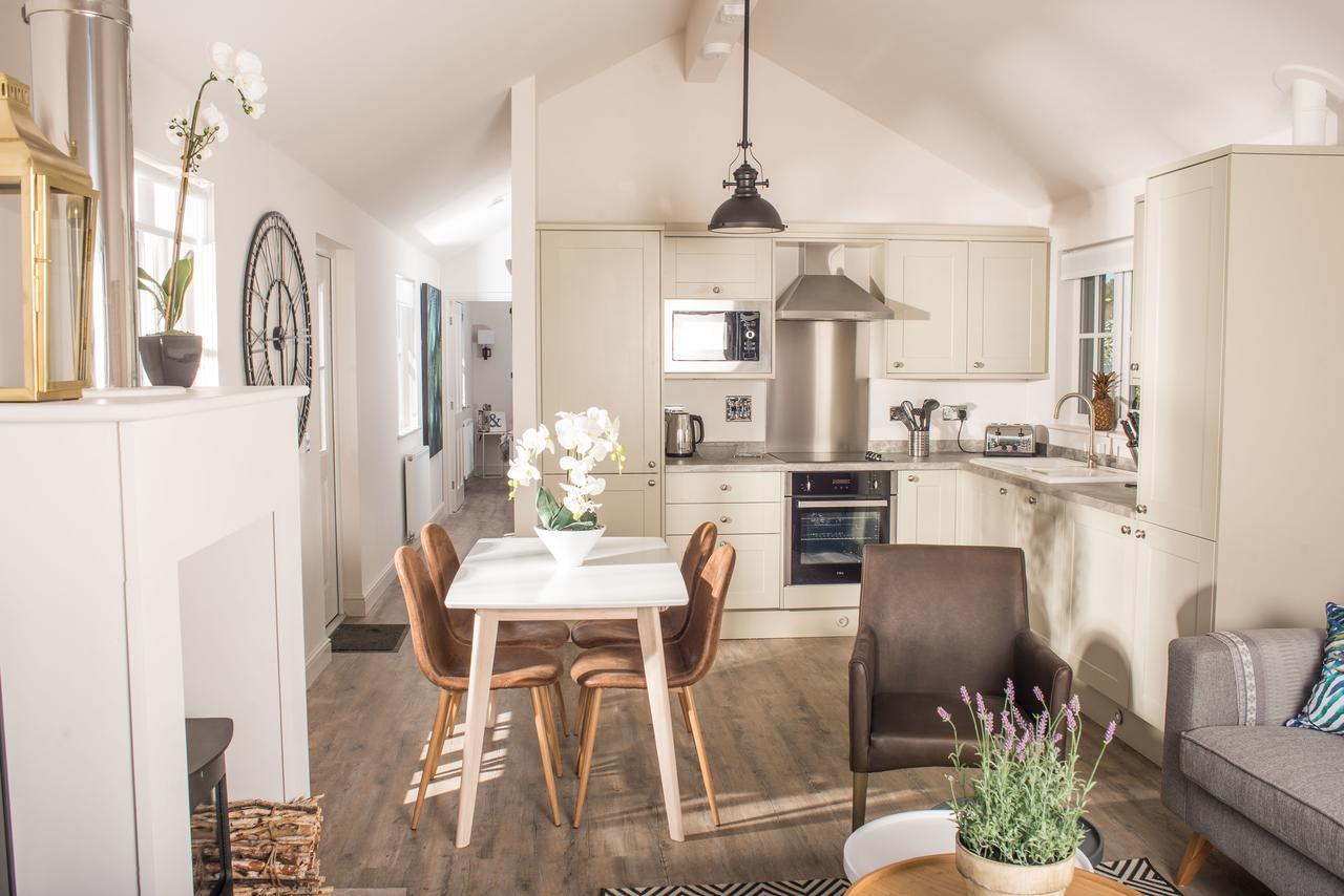 The Lakes Rookley Exteriér fotografie The interior of a typical cottage at The Old School