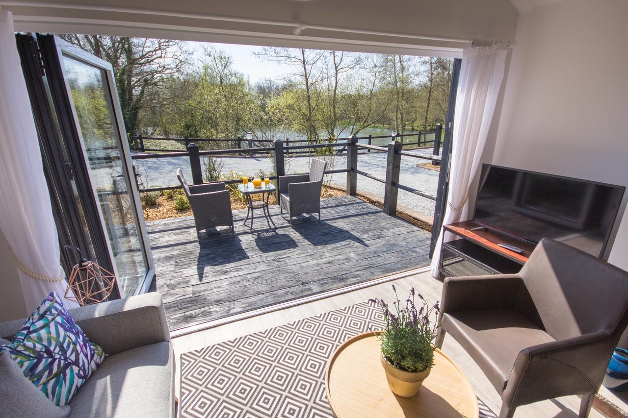 The Lakes Rookley Exteriér fotografie The interior of a typical lodge at the park