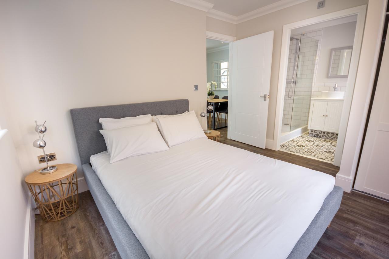 The Lakes Rookley Exteriér fotografie A bedroom in a serviced apartment in London