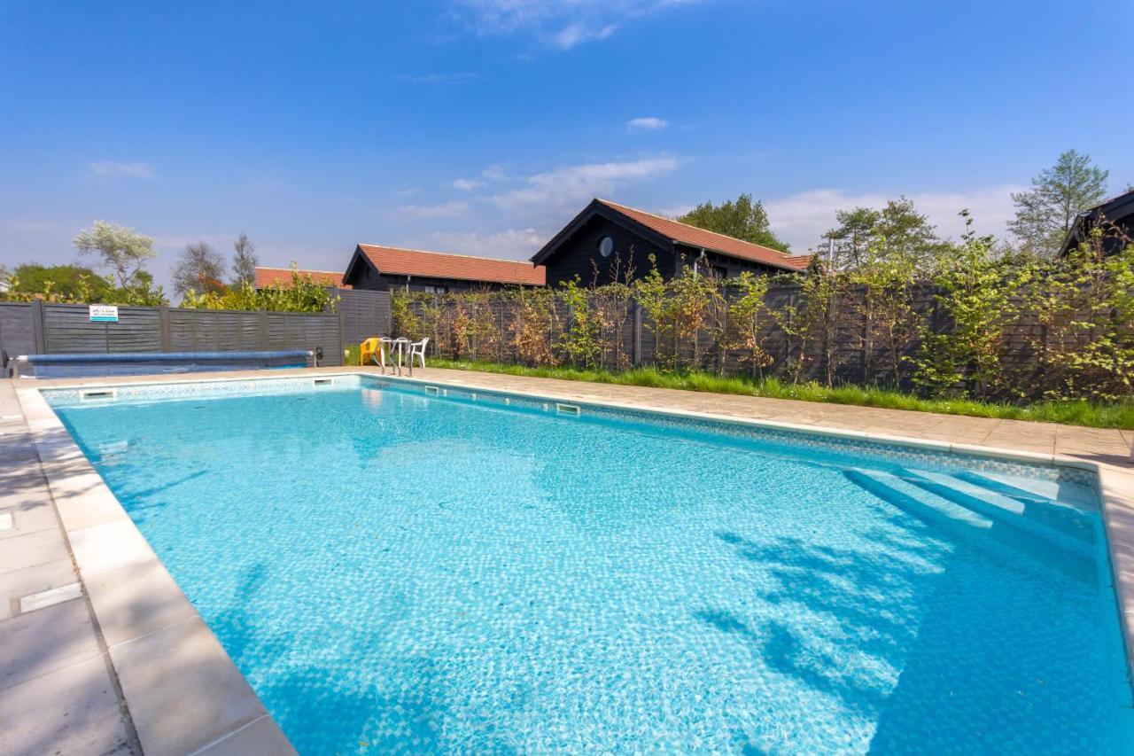The Lakes Rookley Exteriér fotografie The swimming pool at the school