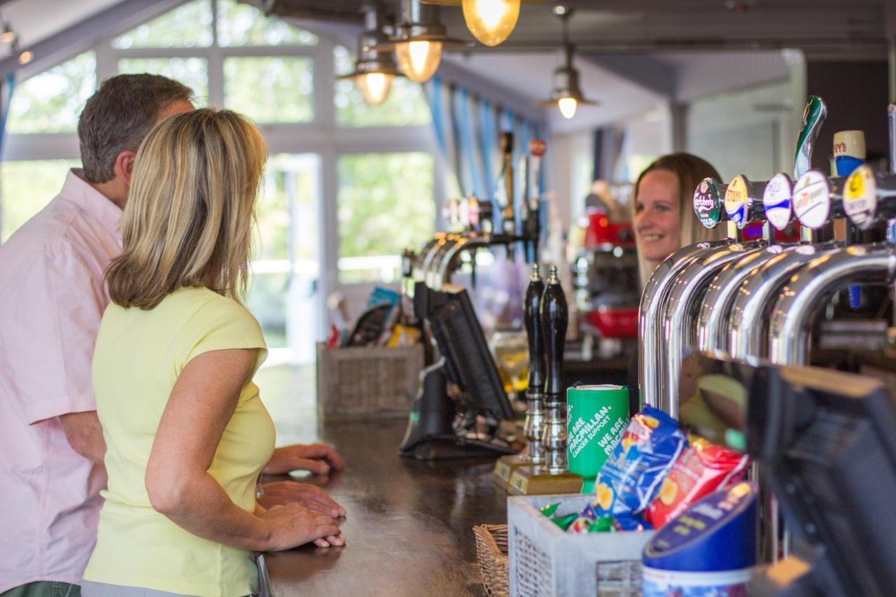 The Lakes Rookley Exteriér fotografie The bar at the clubhouse