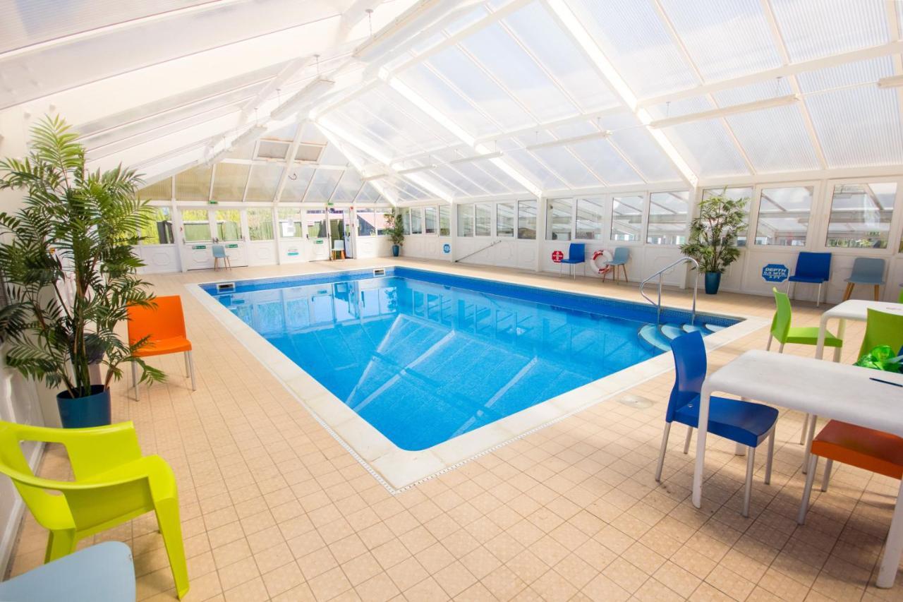 The Lakes Rookley Exteriér fotografie The swimming pool at the leisure centre