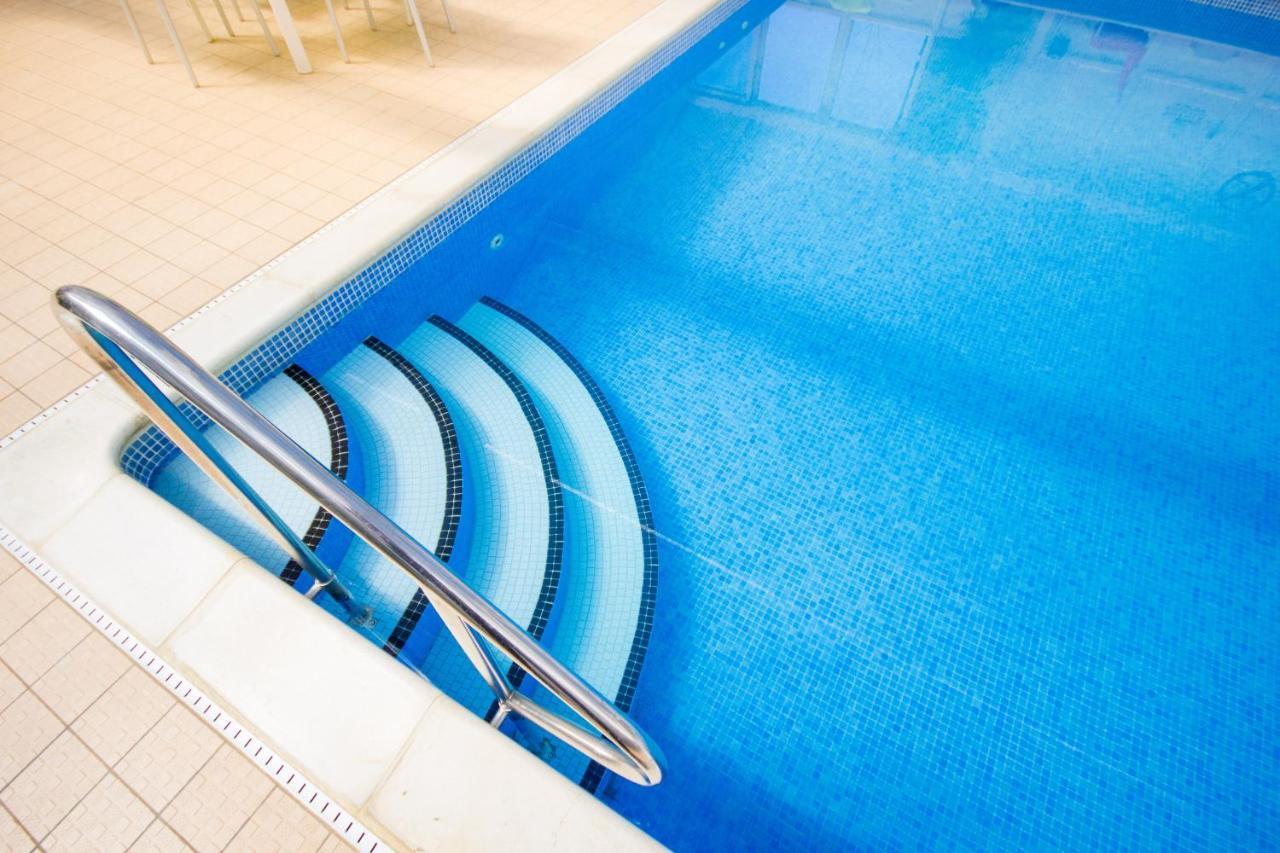 The Lakes Rookley Exteriér fotografie Swimming pool