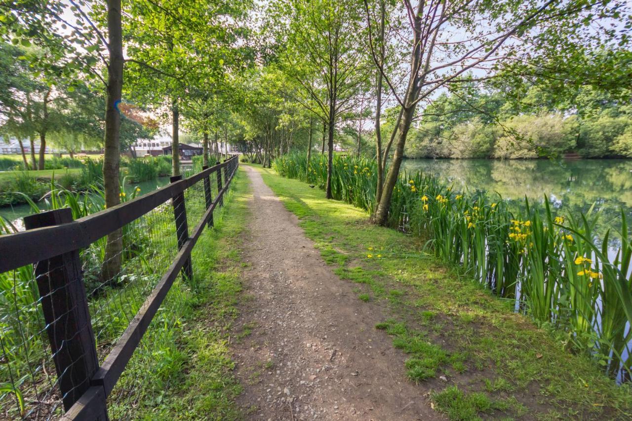 The Lakes Rookley Exteriér fotografie The path around the lake